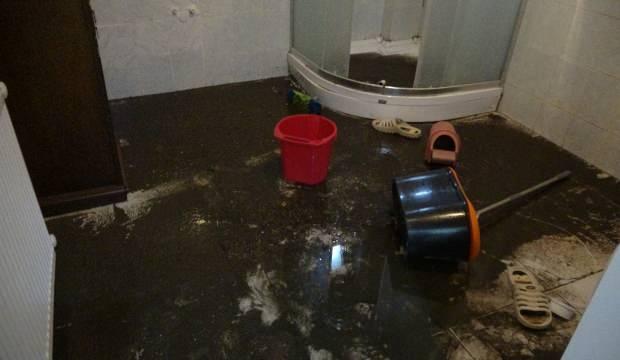 Sağanak sonrası eve döndüklerinde şoke oldular! Evlerini kanalizasyon suları bastı