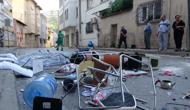Bursa’da öfkeli kadın mahalleyi ayağa kaldırdı! Evdeki her şeyi balkondan böyle attı