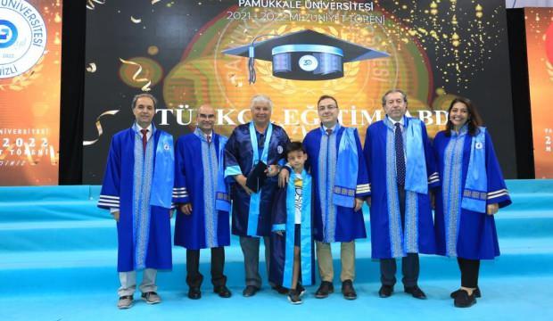 Denizli’de 67 yaşında torunu ile birlikte diplomasını aldı