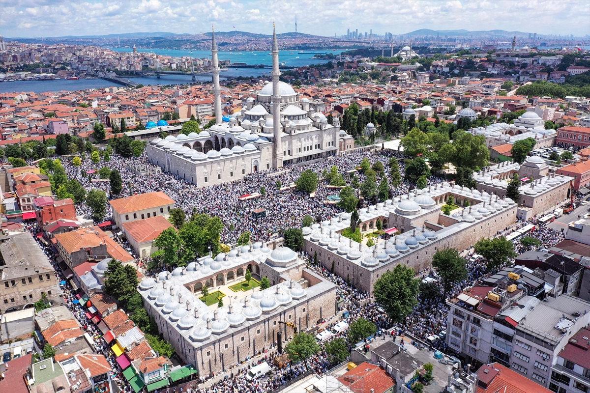 Mahmut Ustaosmanoğlu'nun Fatih Cami'ndeki cenaze törenine on binler katıldı