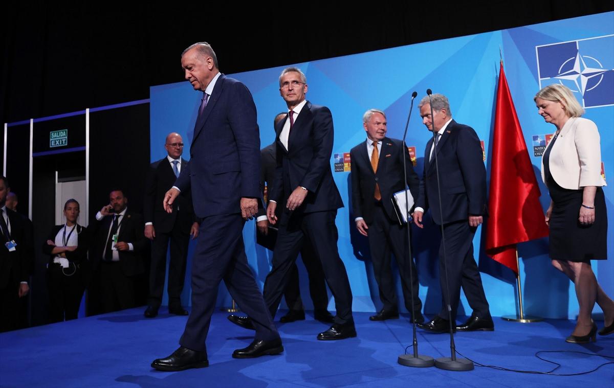 Türkiye, İsveç ve Finlandiya arasında, İsveç ve Finlandiya'nın NATO üyelik süreçleri hakkında üç ülkenin liderlerinin huzurunda üçlü memorandum imzalandı. Memoranduma Dışişleri Bakanı Mevlüt Çavuşoğlu, Finlandiya Dışişleri Bakanı Pekka Haavisto, İsveç Dışişleri Bakanı Anne Linde imza attı. NATO Zirvesi'nin düzenlendiği Madrid'deki IFEMA Fuar Merkezi'ndeki imza törenine Cumhurbaşkanı Recep Tayyip Erdoğan, Finlandiya Cumhurbaşkanı Sauli Niinisto, İsveç Başbakanı Magdalena Andersson ve NATO Genel Sekreteri Stoltenberg de katıldı.