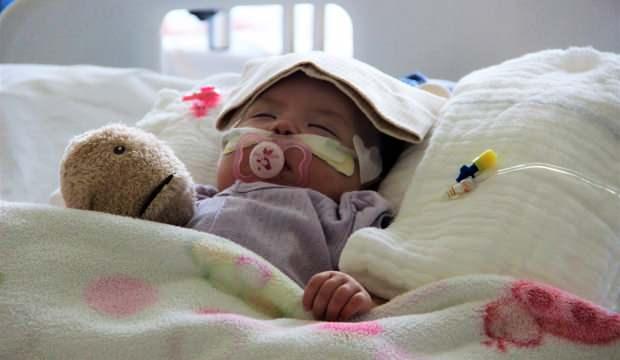 300 binde bir görülen rahatsızlığa yakalanan Aisha bebek, yaşam mücadelesini kazandı