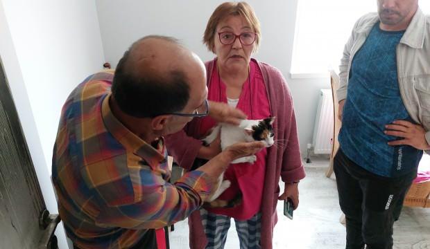 Samsun'da yangın sonunda evdeki kediyi sağ bulunca büyük sevinç yaşadılar