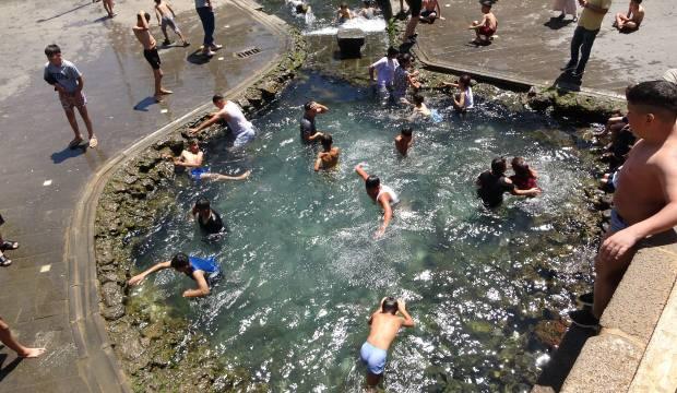 43 derece sıcaklığı gören çocuklar soluğu süs havuzunda aldı 