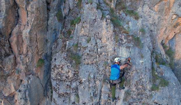 65 yaşındaki görme engelli milli dağcı Via Ferrata Parkuru'nu tırmandı 