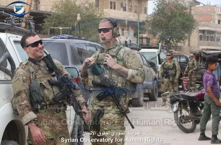 Suriye İnsan Hakları Gözlemevi, fotoğrafın görüşmenin yapıldığı binayı koruyan Amerikan askerlerine ait olduğunu öne sürdü.