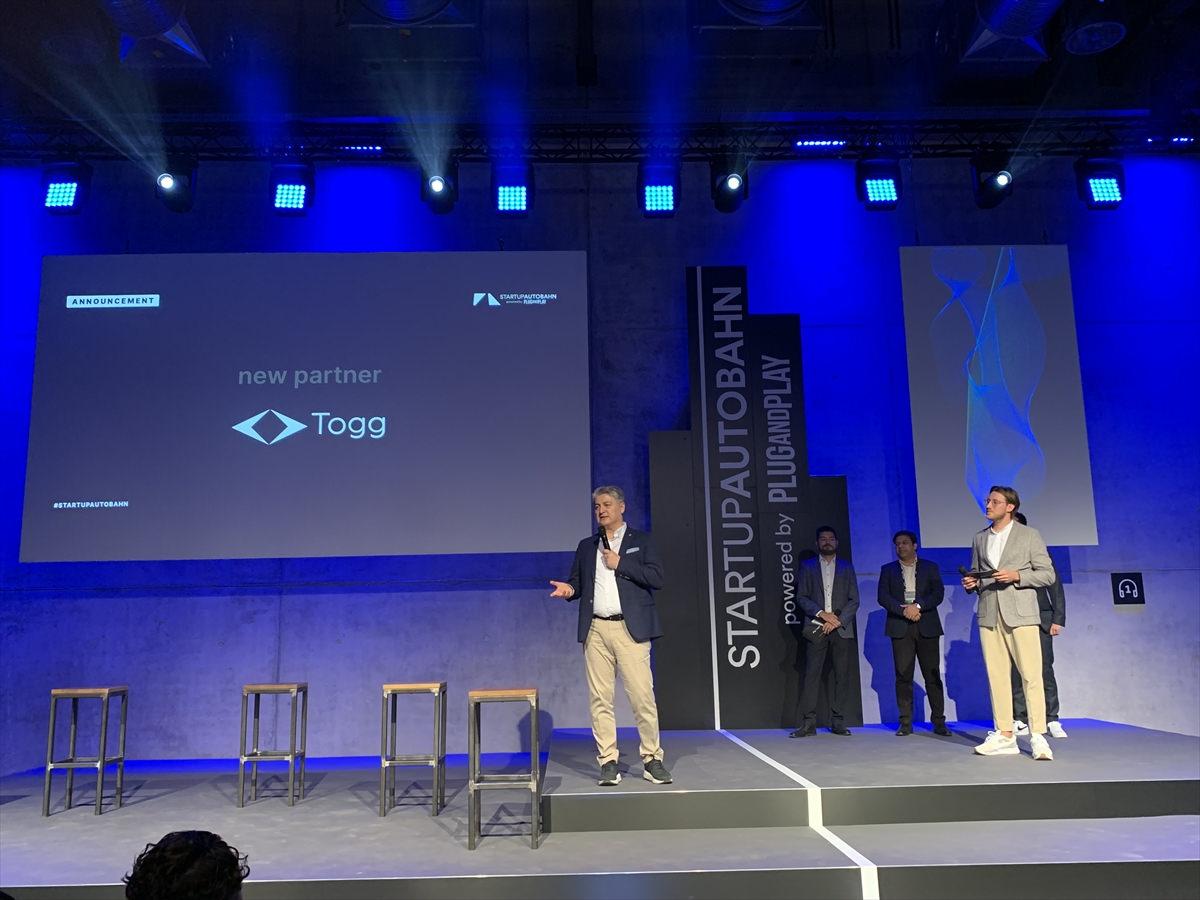Almanya'nın Stuttgart kentinde düzenlenen STARTUP AUTOBAHN Expo 2022 etkinliğine katılan Togg, 20 ülkede 400 kurumsal partnere sahip bir yenilik platformu olan Plug and Play ile mobilite alanında iş birliğine gidileceğini açıkladı. Togg Üst Yöneticisi (CEO) Gürcan Karakaş, konuya ilişkin değerlendirmelerde bulundu.