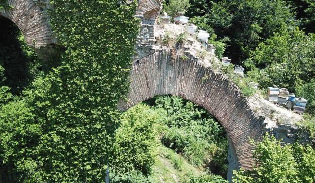 Roma döneminden kalma su kemerini tahrip edip üzerine kovanları koydular