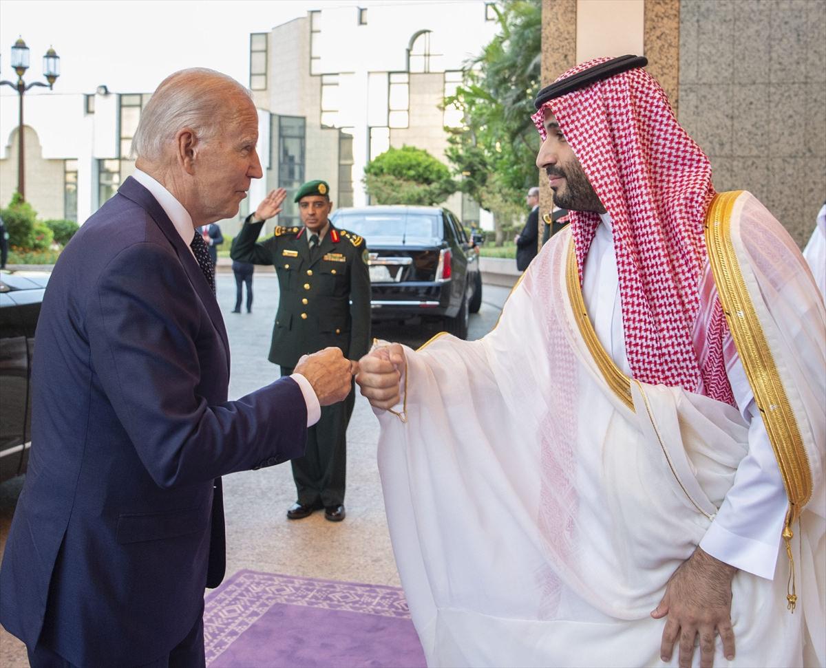 Prens Selman Biden'ı kapıda karşıladı.