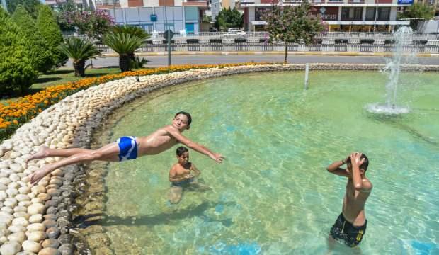 Antalya’da süs havuzunda çocukların tehlikeli serinliği