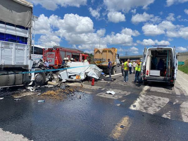 İstanbul'da kamyon ve kamyonet çarpıştı - Haber 7 GÜNCEL