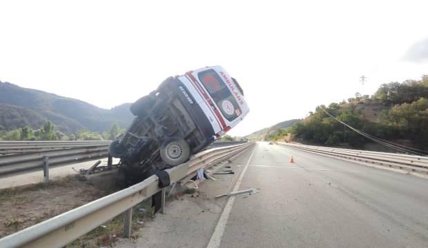 Tokat’ta korkunç kaza! Ambulans bariyerlere çarptı, hasta yaşamını kaybetti  