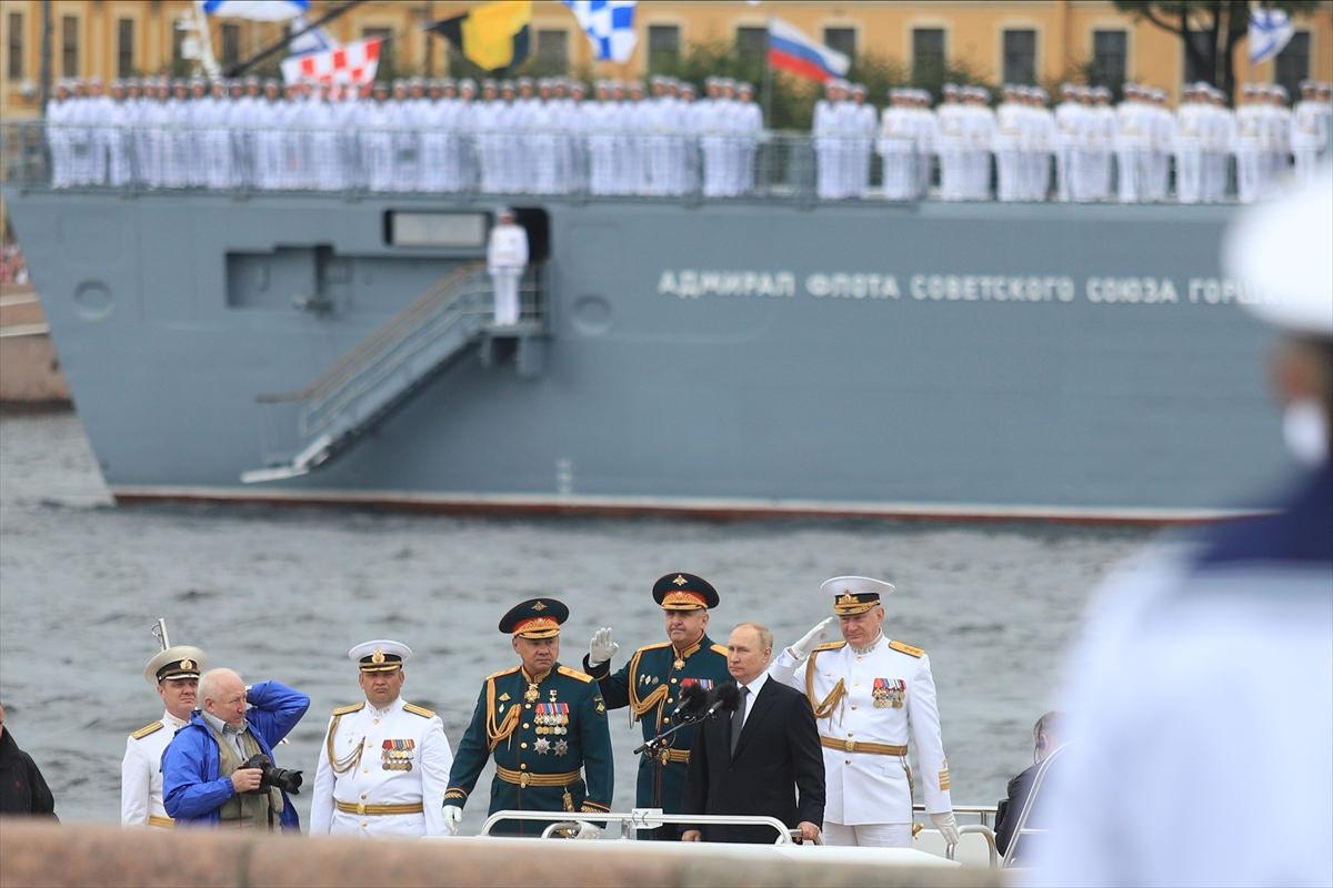 Putin, St. Petersburg'da Rus Donanması Günü'nde konuştu