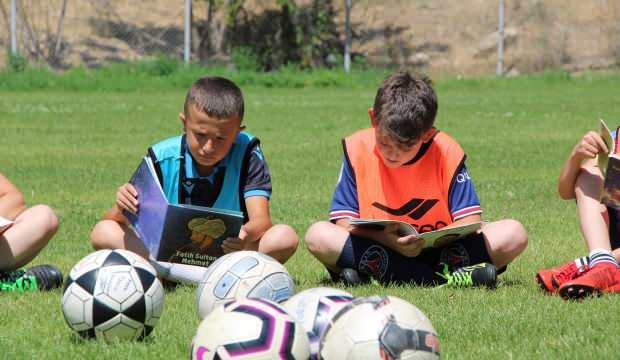 Bu okulda önce kitap okuyorlar, sonra futbol oynuyorlar   