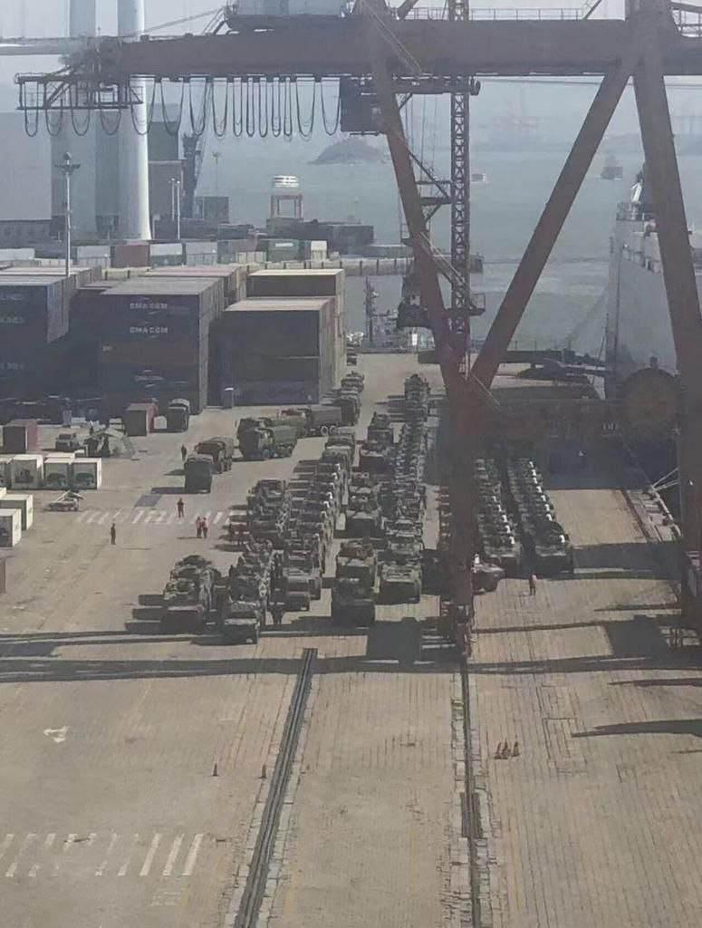 Çin’in Fujian bölgesindeki limanlardan birinde görüntülenen Çin ordusuna ait askeri araçlar.