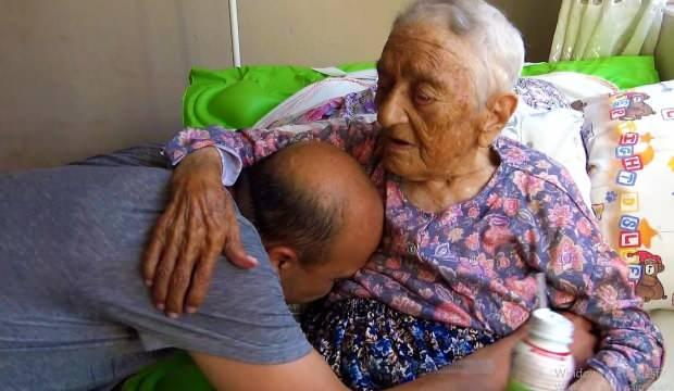 Denizli’de fedakar evlat ömrünü 90 yaşındaki annesine adadı