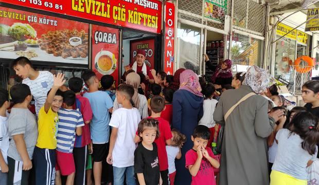Şanlıurfa’da açılışa özel ücretsiz cevizli çiğköfteyi duyanlar birbirleriyle yarıştılar