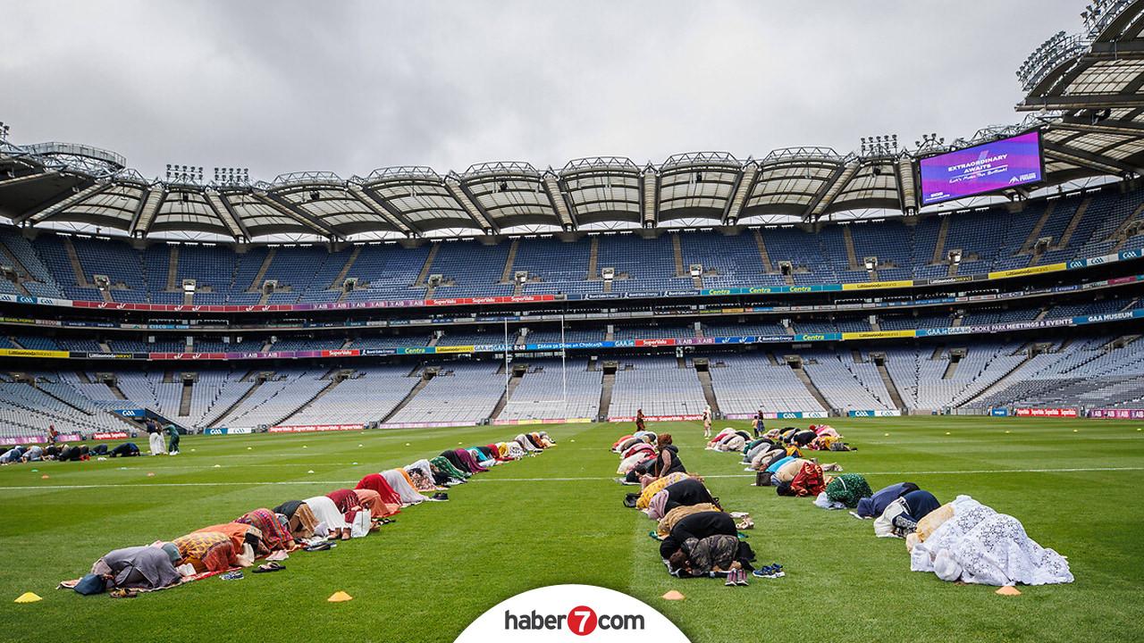İrlanda Croke Park Stadyumu'nda namaz kılan Müslümanlar