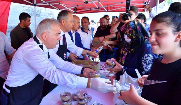 Fatih Belediyesi 15 bin aşure ikramı yaptı
