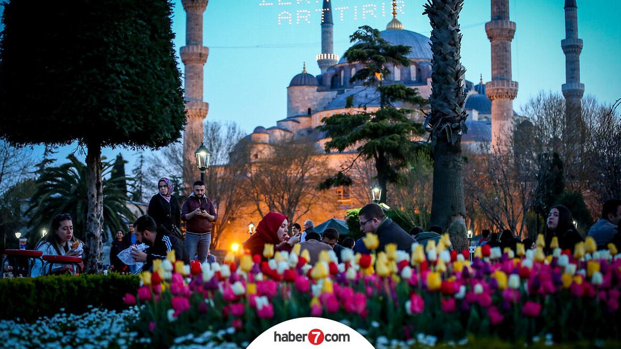 Sultanahmet Meydanı'nda iftar eden Müminler (İstanbul/Fatih)