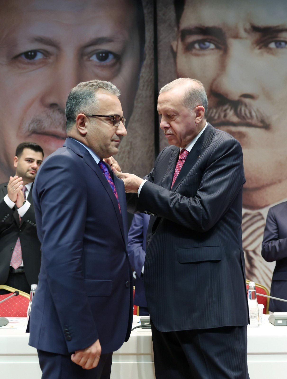 Eski CHP Elazığ İl Başkanı Mustafa Ünsal Karatepe'ye rozetini Cumhurbaşkanı Erdoğan taktı.