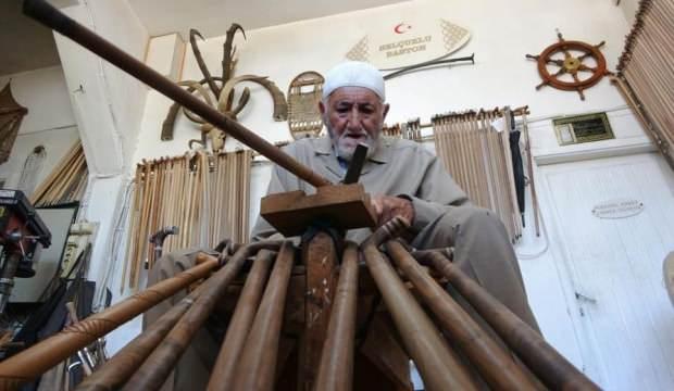 82 yaşındaki usta sanat eseri gibi bastonlar yapıyor