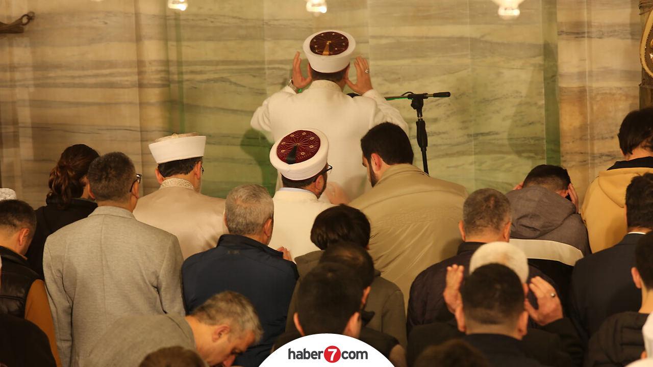 Diyanet İşleri Başkanı Profesör Doktor Ali Erbaş, Süleymaniye Camii'nde vatandaşa namaz kıldırırken