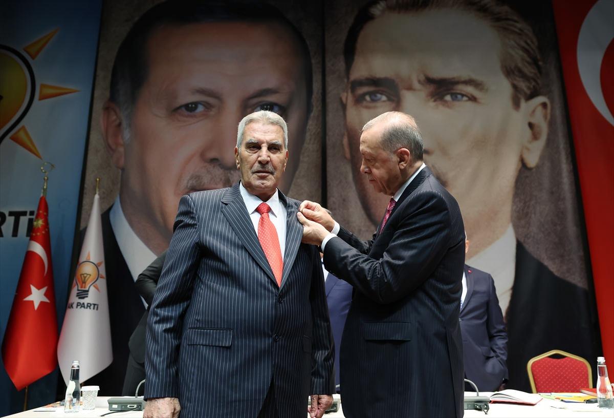 Saadet Partisi'nden ayrılıp AK Parti'ye katılan Sait Karabulut'un rozetini, Cumhurbaşkanı Erdoğan taktı.