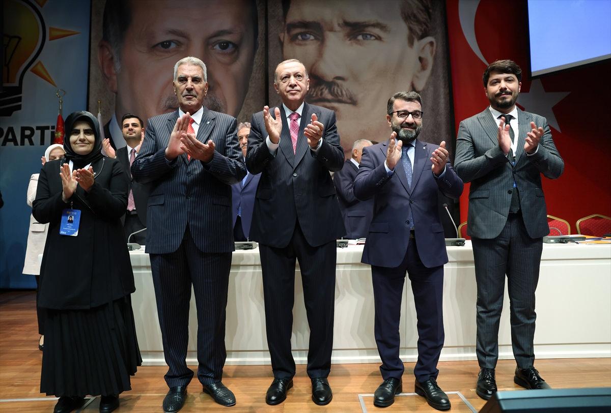 Rozet takma işleminin ardından Erdoğan ve Karabulut bu şekilde poz verdi.