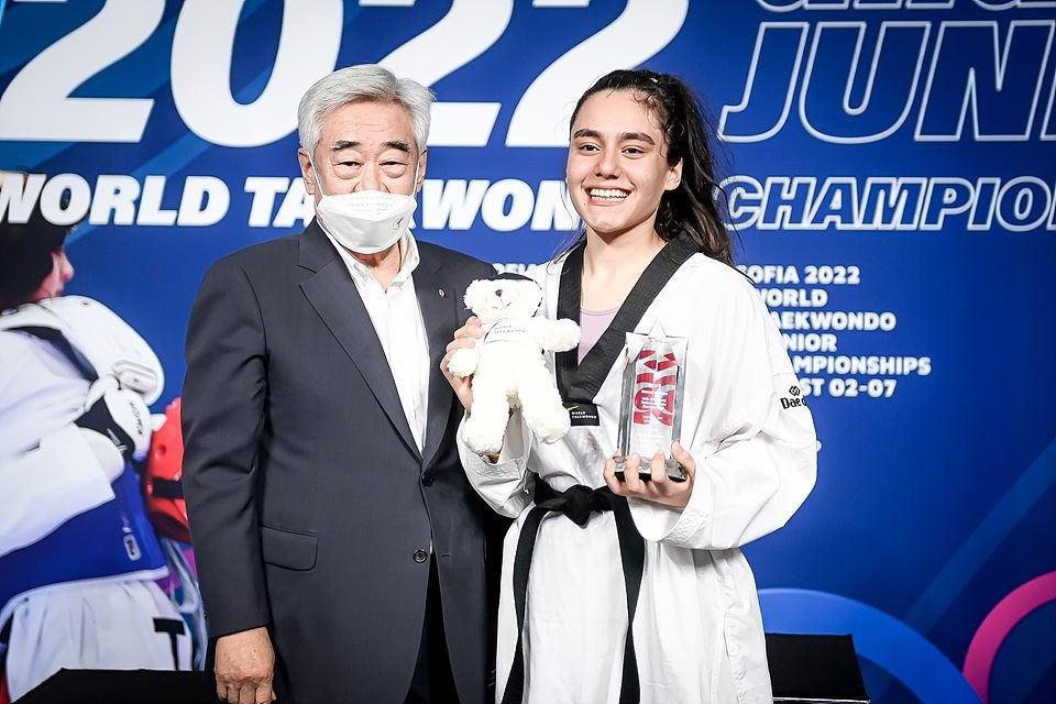 Milli sporcu, Dünya Gençler Taekwondo Şampiyonası’nın en iyi kadın sporcusu ödülüne de layık görüldü. Sude Yaren Uzunçavdar, bu ödülünü WT Başkanı Chungwon Choue’den aldı.
