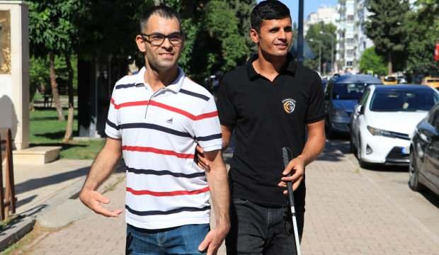 Adana'da engelli birey olan iki arkadaş engelleri birlikte aşıyor 
