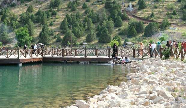  Erzincan’daki ‘Ergan Dağı’ ağırladığı misafirlerini göl manzarasıyla büyülüyor