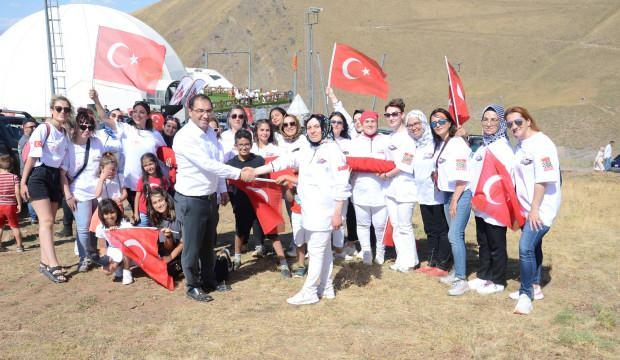 Erzurumlu kadın yarışçılardan 30 Ağustos konvoyu
