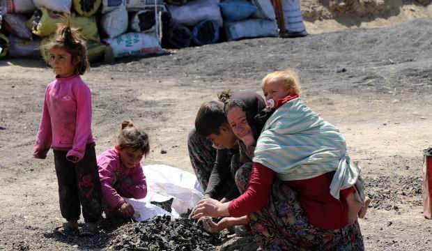 Geçimini sağlamak için bebeği sırtında Mardin’den Erzincan’a gidiyor