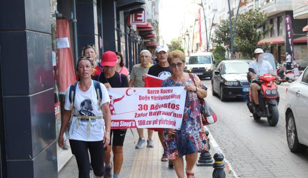 Sinoplu iki kadın 30 Ağustos Zafer Bayramı için 30 kilometre yürüdü   
