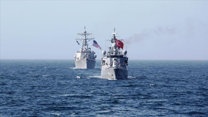 Türkiye ve ABD Deniz Kuvvetleri'ne ait gemilerin, 2021 yılında Karadeniz'de yaptığı geçiş eğitiminden bir kare.