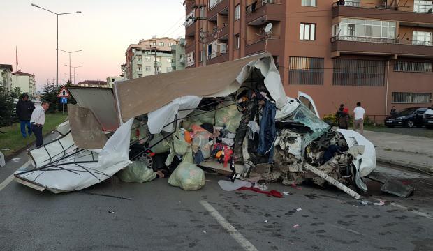 Samsun'da feci kaza! Elektrik direğine çarpan kamyonet ikiye bölündü: 1 ölü 1 yaralı