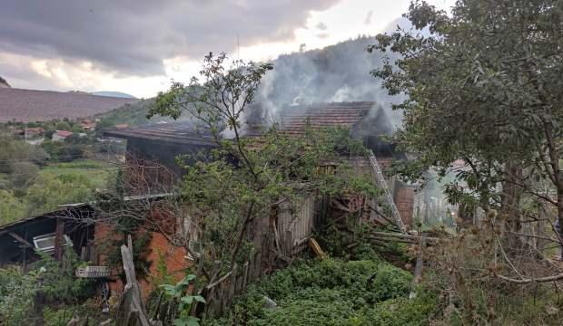 Bolu&rsquo;da yangın! 2 katlı ahşap ev kullanılamaz hale geldi