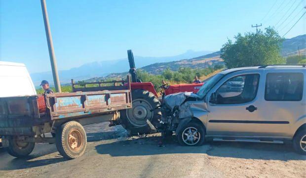 Denizli’de traktör ile otomobil kafa kafaya çarpıştı! 4 kişi yaralandı