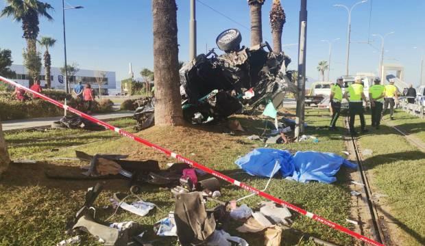 İzmir’de feci kaza! Bariyerleri aşıp tramvay yolundaki ağaca çarptı: 2 ölü 1 yaralı