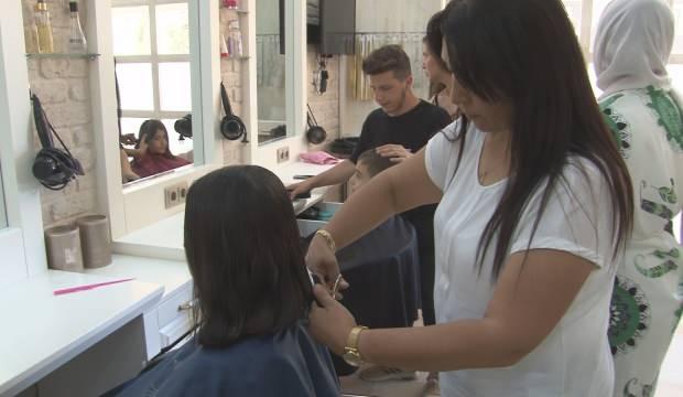 Kayseri’de eski mesleği kuaförlük olan kadın muhtar minik öğrencileri ücretsiz tıraş etti