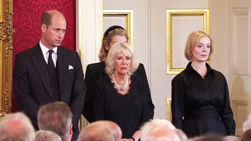 Törenden bir kare; soldan sağa: Prens William, Kral 3. Charles eşi Camilla ve İngiltere'nin yeni başbakanı Liz Truss