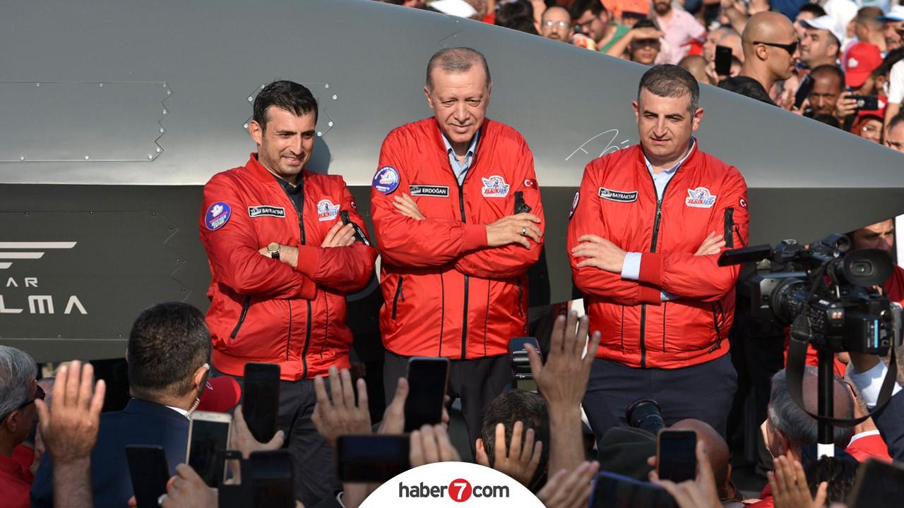 Selçuk Bayraktar (Solda), Cumhurbaşkanı Erdoğan (Ortada), Haluk Bayraktar (Sağda), Kızılelma'nın önünde poz veriyor