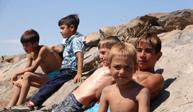 Van Gölü’nde yüzen çocukların saçları sararıyor