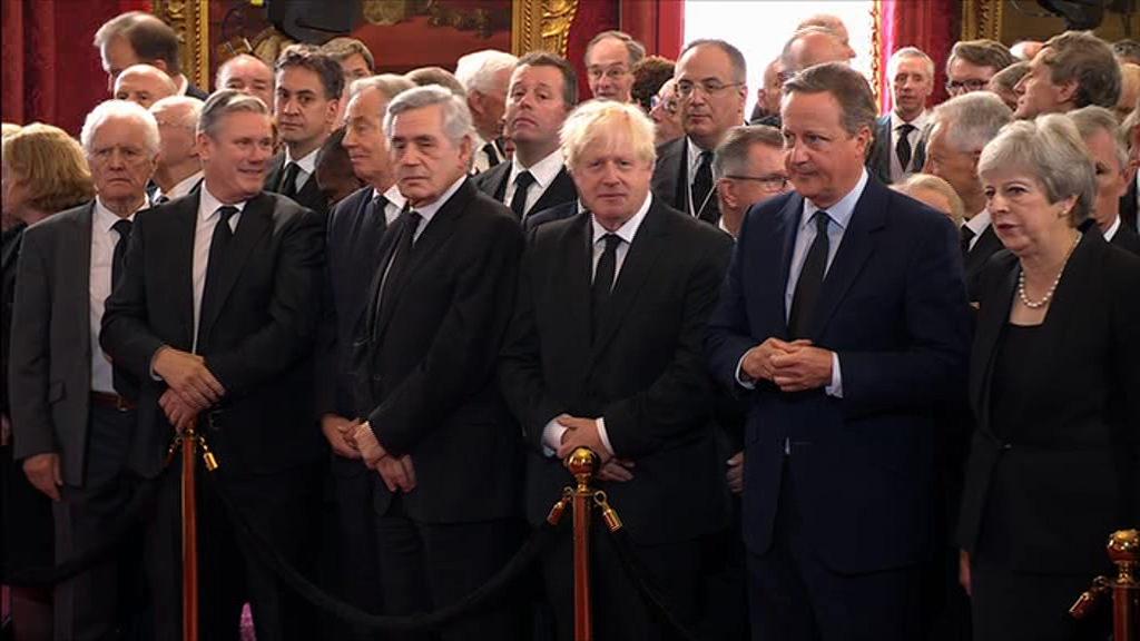 Törende, İngiltere'nin eksi başbakanları da yer aldı.