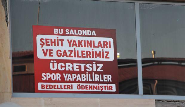 Yetiştirdiği iki öğrencisi şehit düşmüştü! Spor salonuna astığı afiş duygulandırdı