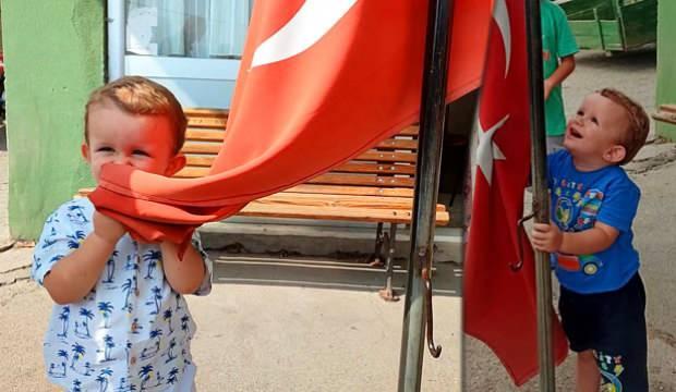 2 yaşındaki Kerem Ali’nin Türk Bayrağı sevgisi görenleri duygulandırıyor