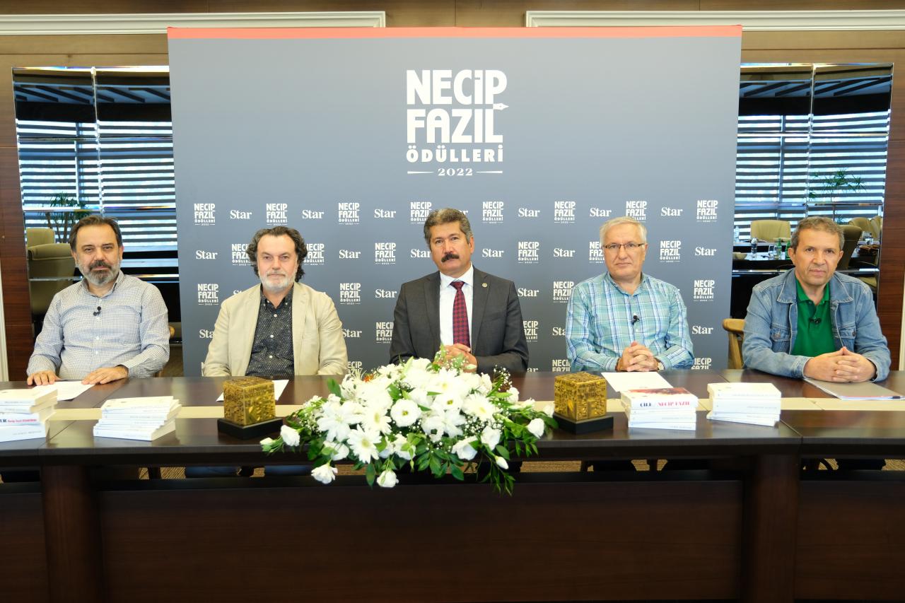 Jüri üyeleri soldan sağa: Doç. Dr. Ahmet Murat Özel, Prof. Dr. Hicabi Kırlangıç, Prof. Dr. Fatih Andı, Prof. Dr. Turan Karataş, Necip Tosun