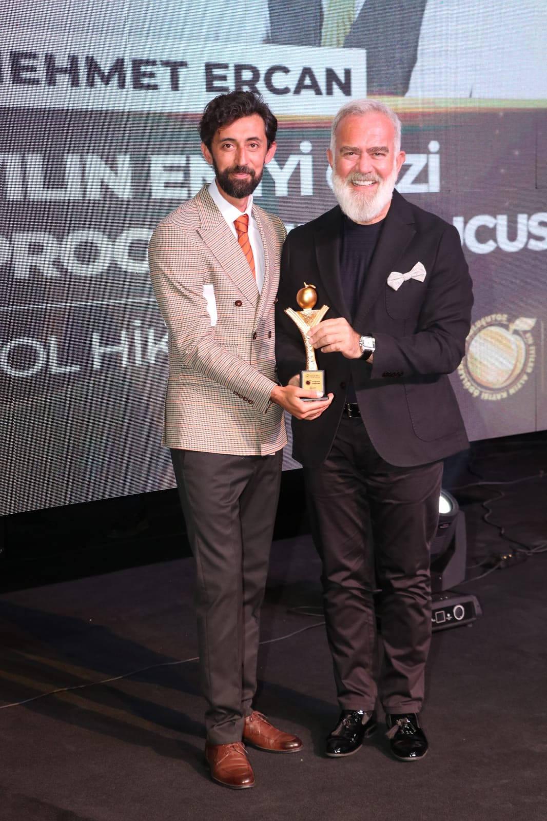 Sunucu Mehmet Ercan ödülünü Payitaht Abdülhamid dizisindeki Tahsin Paşa rolüyle dünya çapında oyunculuk başarısı yakalayan Bahadır Yenişehirlioğlu'nun elinden aldı.
