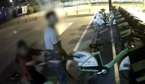 Zorlaya zorlaya yerinden çıkarıp, belediyenin bisikletlerini çaldılar